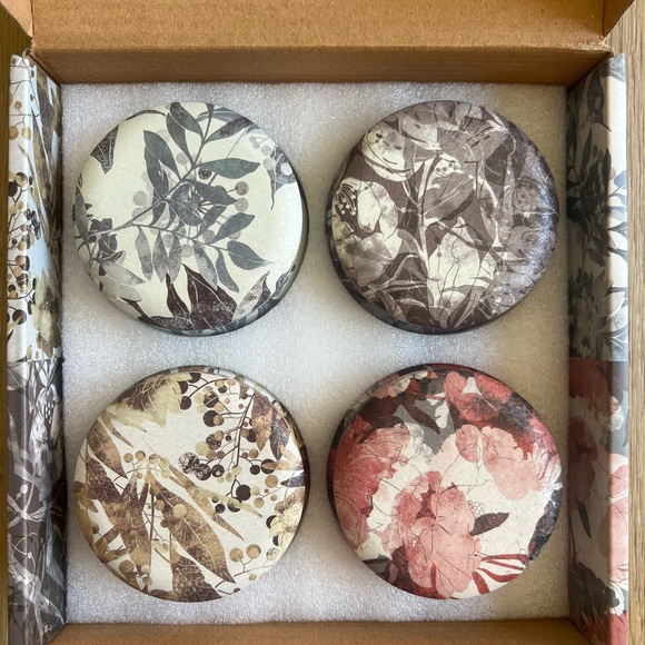 Gift box of 4 soy wax candles Scents:French Vanilla, Lavender, Freesia, Rosemary - Picture 7 of 14